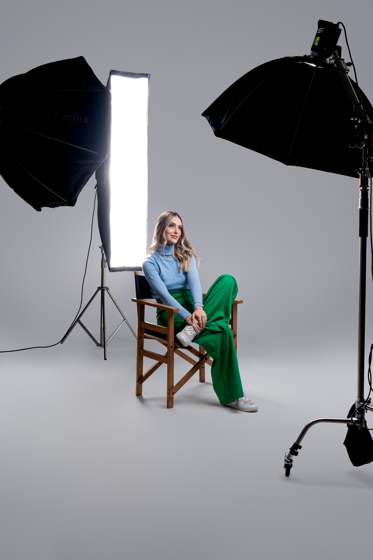 Emily Botega em estúdio, sentada na cadeira de diretora